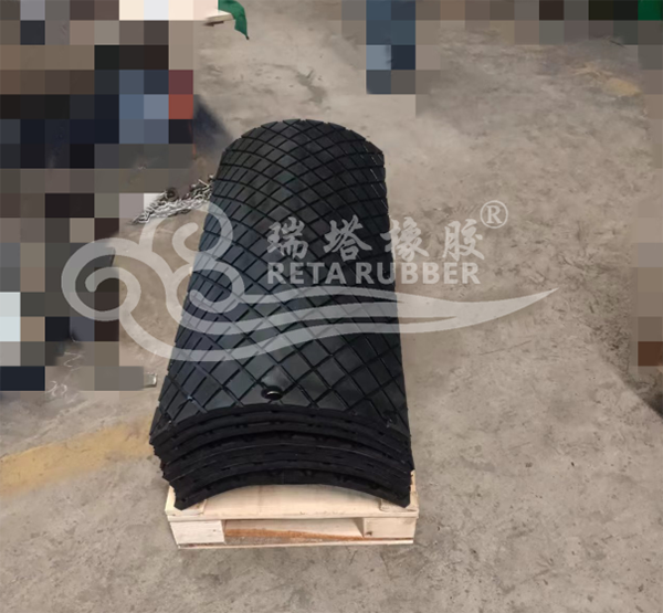 瑞塔橡胶滚筒包胶螺栓式瓦壳胶板生产完成